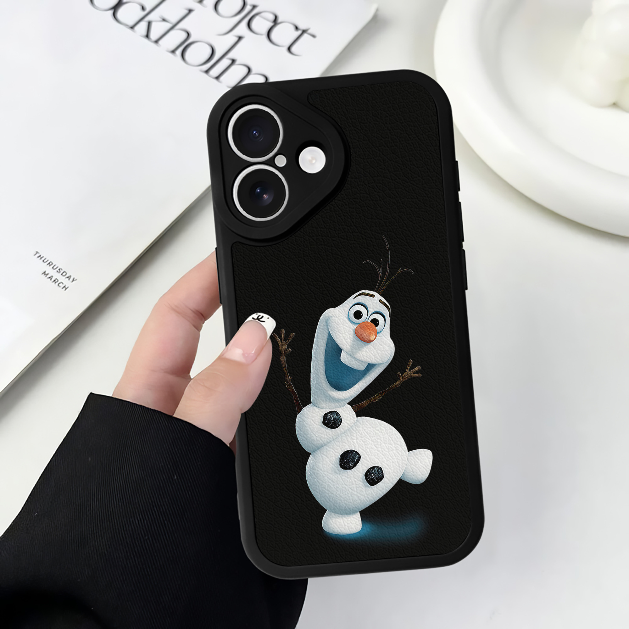 （画像用） アナと雪の女王 アンナ エルサ Frozen Anna Elsa 【iPhone 16シリーズ対応】シリコンスマホケース（レザー調） 材質：シリコン